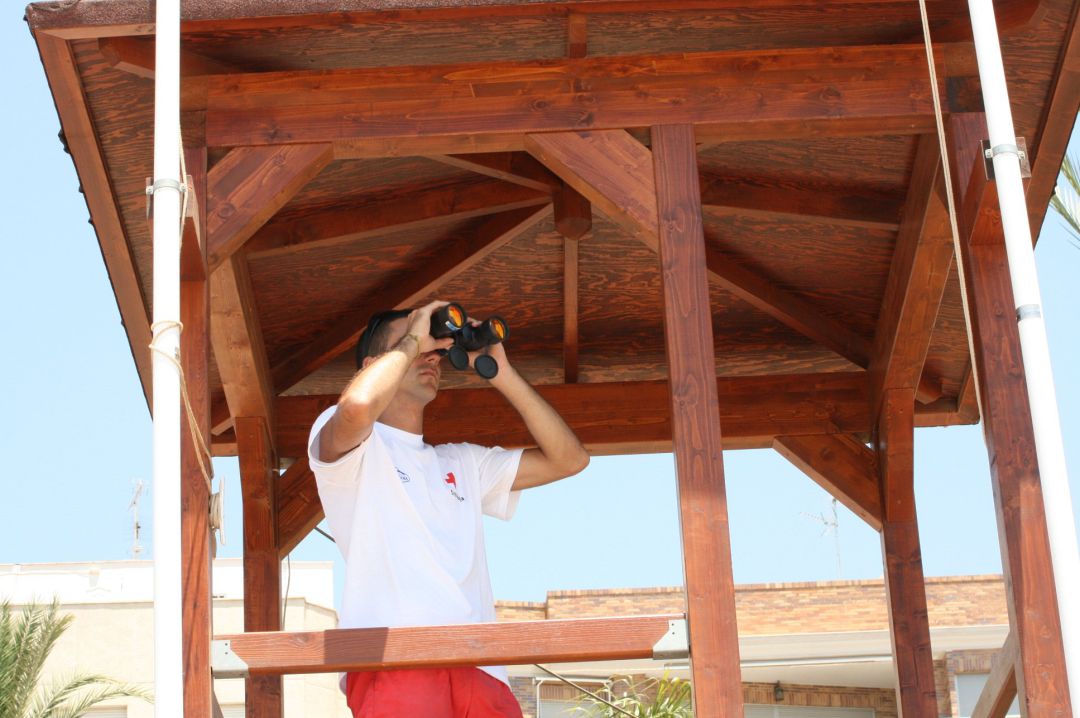 Un socorrista vigila las playas de la Región Un socorrista vigila las playas de la Región