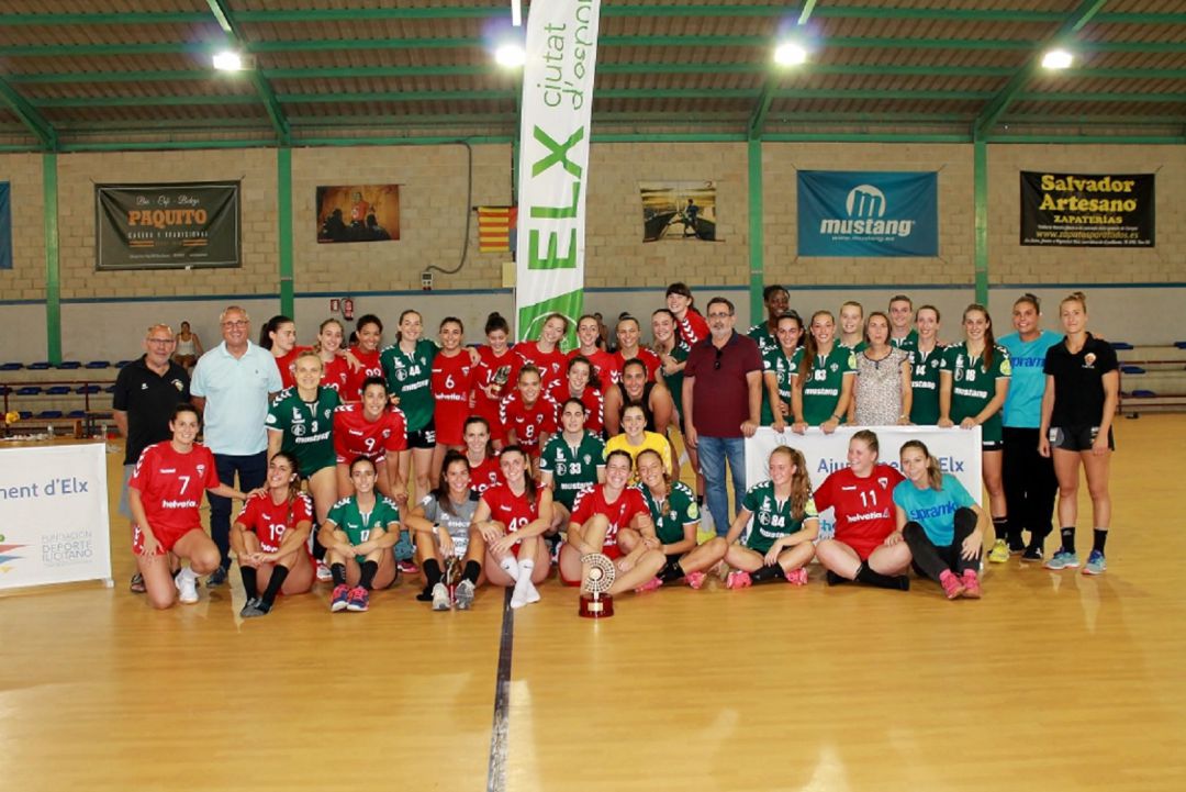 Las jugadoras de Elche y Alcobendas posan tras el último partido Las jugadoras de Elche y Alcobendas posan tras el último partido