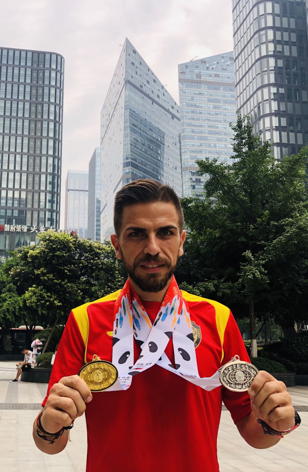 El atleta gandiense en China con las medallas del mundial El atleta gandiense en China con las medallas del mundial