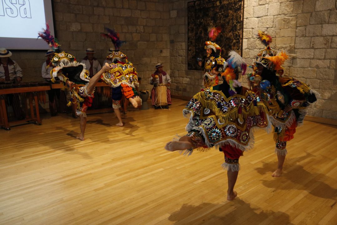 Una companyia de danses tradicionals de Guatemala interpretant un ball típic del seu país en la presentació del Festival Ésdansa Una companyia de danses tradicionals de Guatemala interpretant un ball típic del seu país en la presentació del Festival Ésdansa
