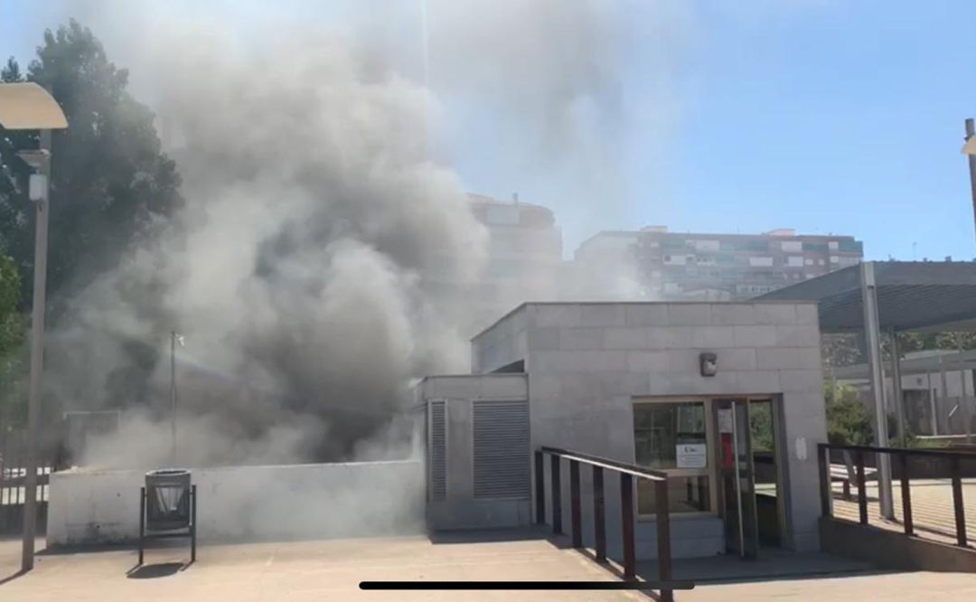 Humo muy denso sobre el aparcamiento siniestrado Humo muy denso sobre el aparcamiento siniestrado