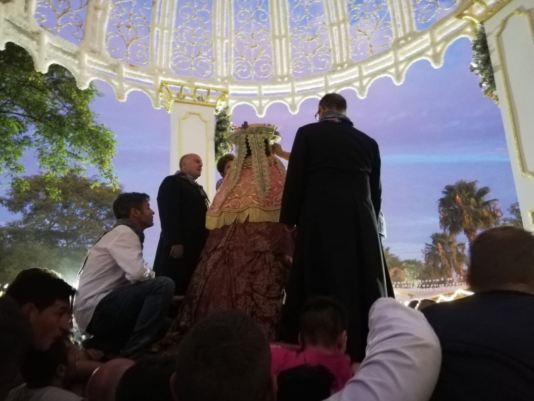 Momento en el que le quitan el pañito a la Virgen del Rocío. Momento en el que le quitan el pañito a la Virgen del Rocío.