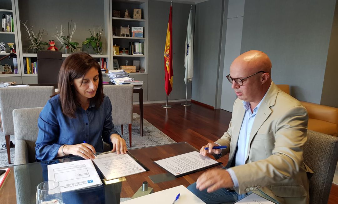 La conselleira Ángeles Vázquez con Jose María Lago, alcalde de A Gudiña La conselleira Ángeles Vázquez con Jose María Lago, alcalde de A Gudiña