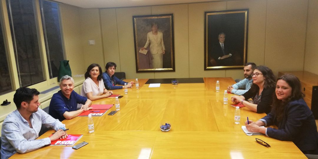 Las delegaciones negociadoras de PSOE (a la izquierda) y Podemos (a la derecha) de La Rioja, al inicio de su encuentro en el Parlamento regional. Las delegaciones negociadoras de PSOE (a la izquierda) y Podemos (a la derecha) de La Rioja, al inicio de su encuentro en el Parlamento regional.