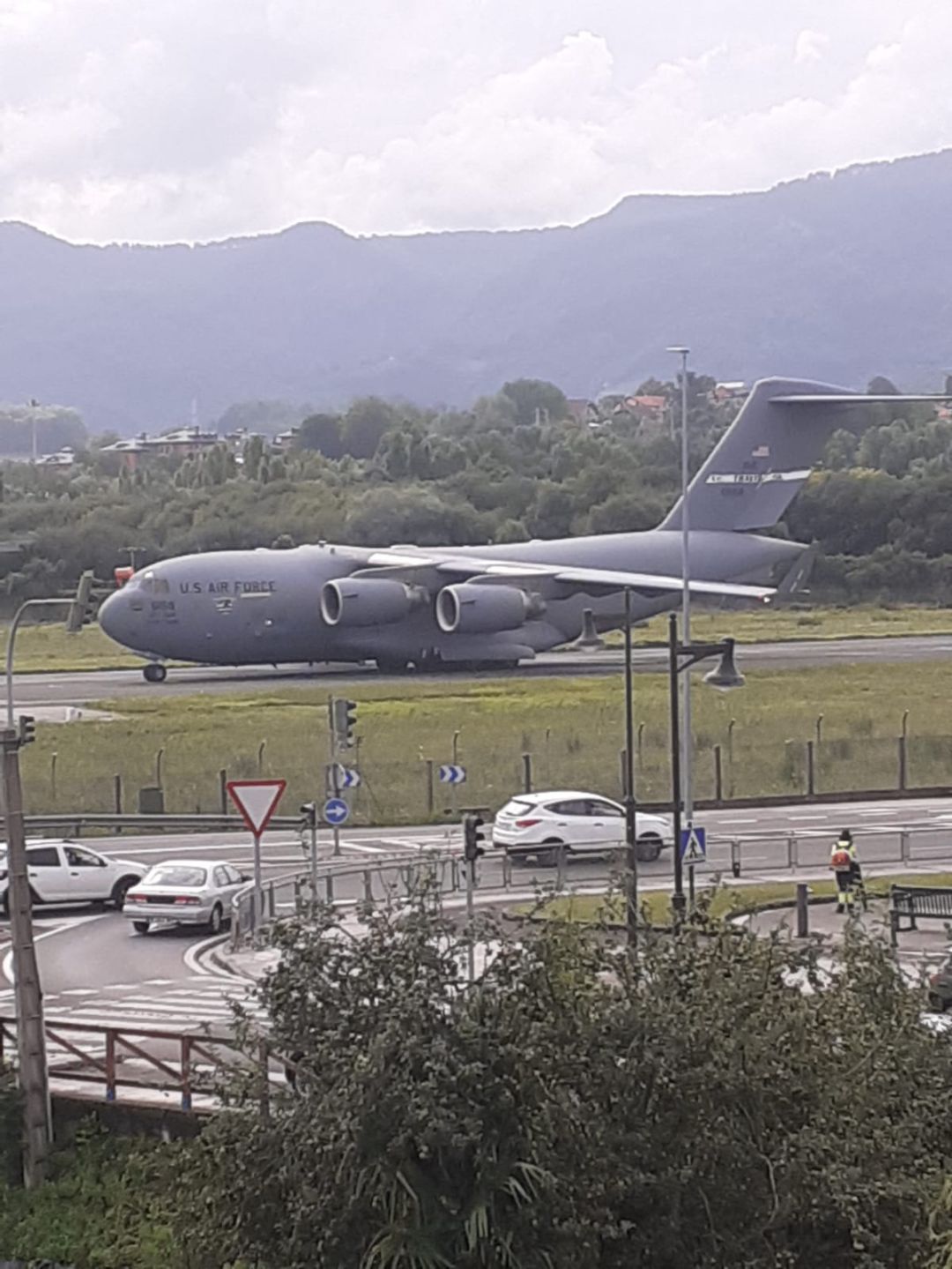 El helicóptero en el que viajará Donald Trump aterriza en Hondarribia El helicóptero en el que viajará Donald Trump aterriza en Hondarribia