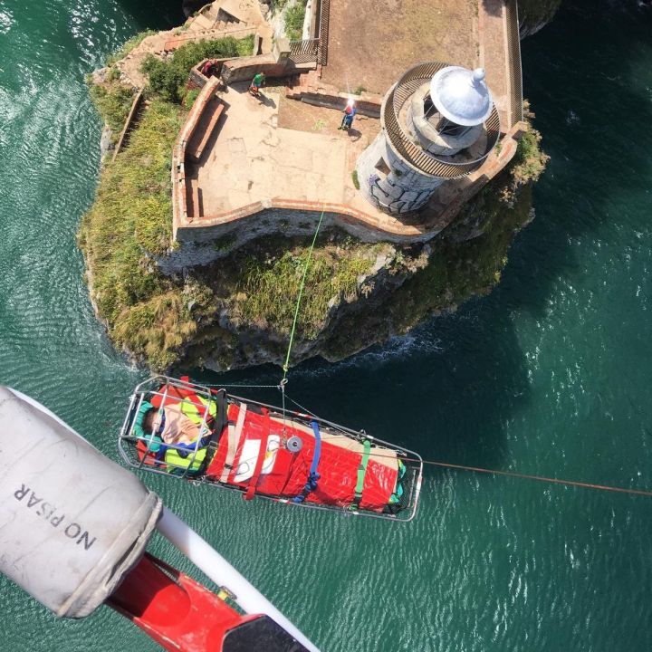 Rescatada en helicóptero una joven madrileña del faro del Caballo en Santoña