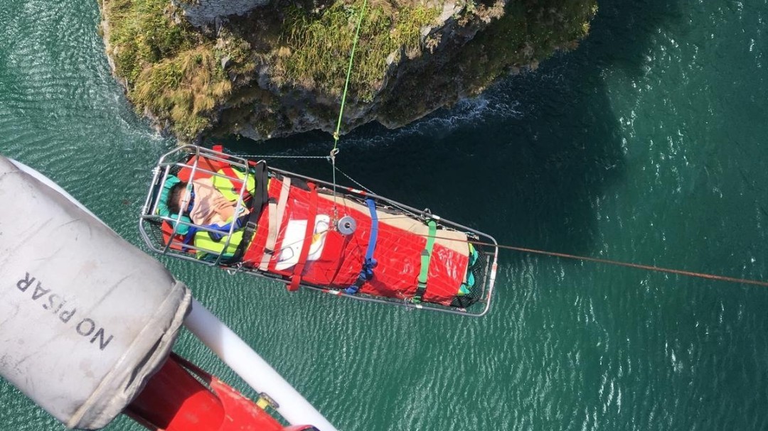 Rescatada en helicóptero una joven madrileña del faro del Caballo en Santoña