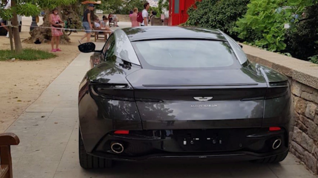 Roba un Aston Martin de un concesionario de Barcelona mientras un mosso fuera de servicio le vigilaba