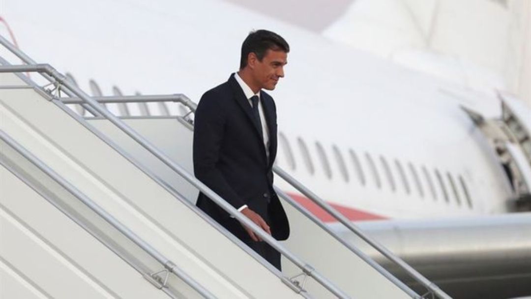 Sánchez descendiendo del avión presidencial. Sánchez descendiendo del avión presidencial.