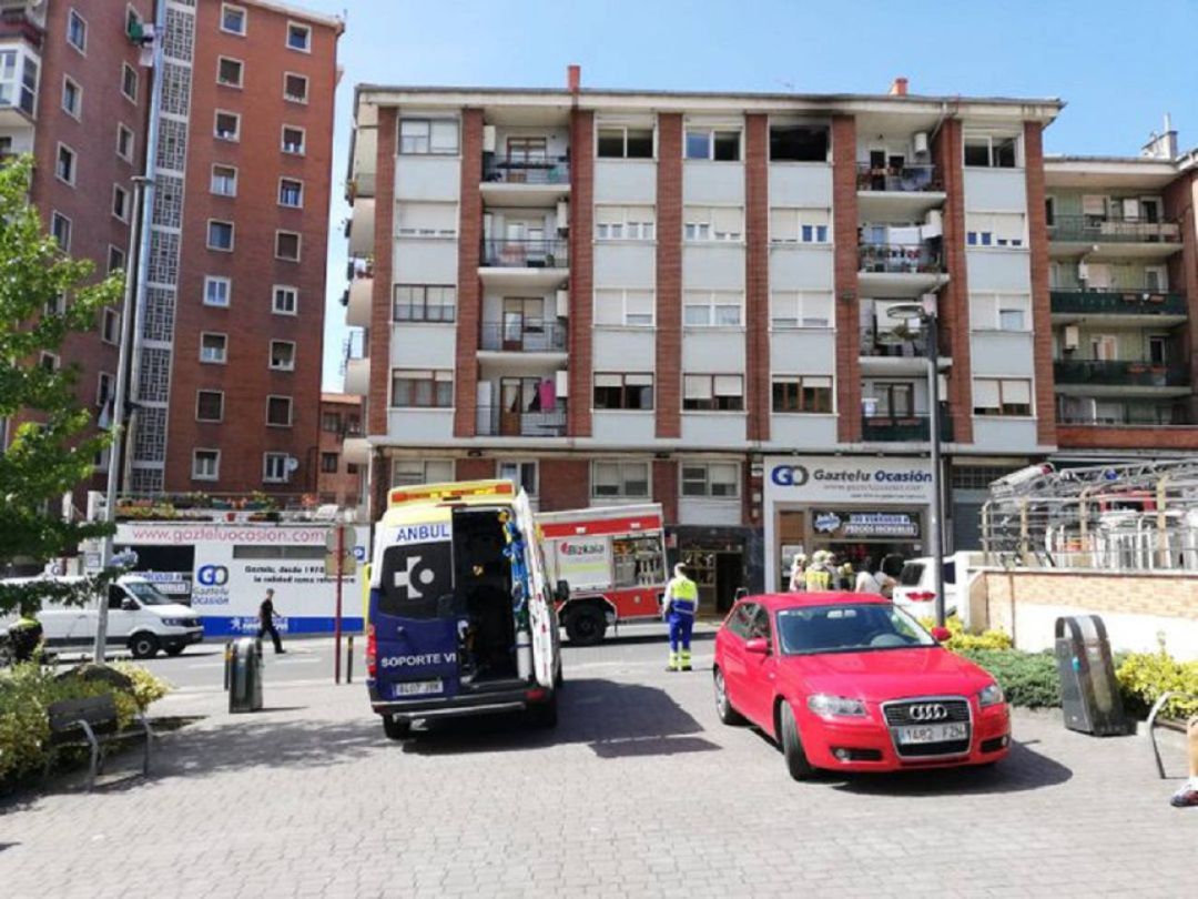 Muere la mujer que saltó de un cuarto piso para huir de un incendio en Leioa Muere la mujer que saltó de un cuarto piso para huir de un incendio en Leioa
