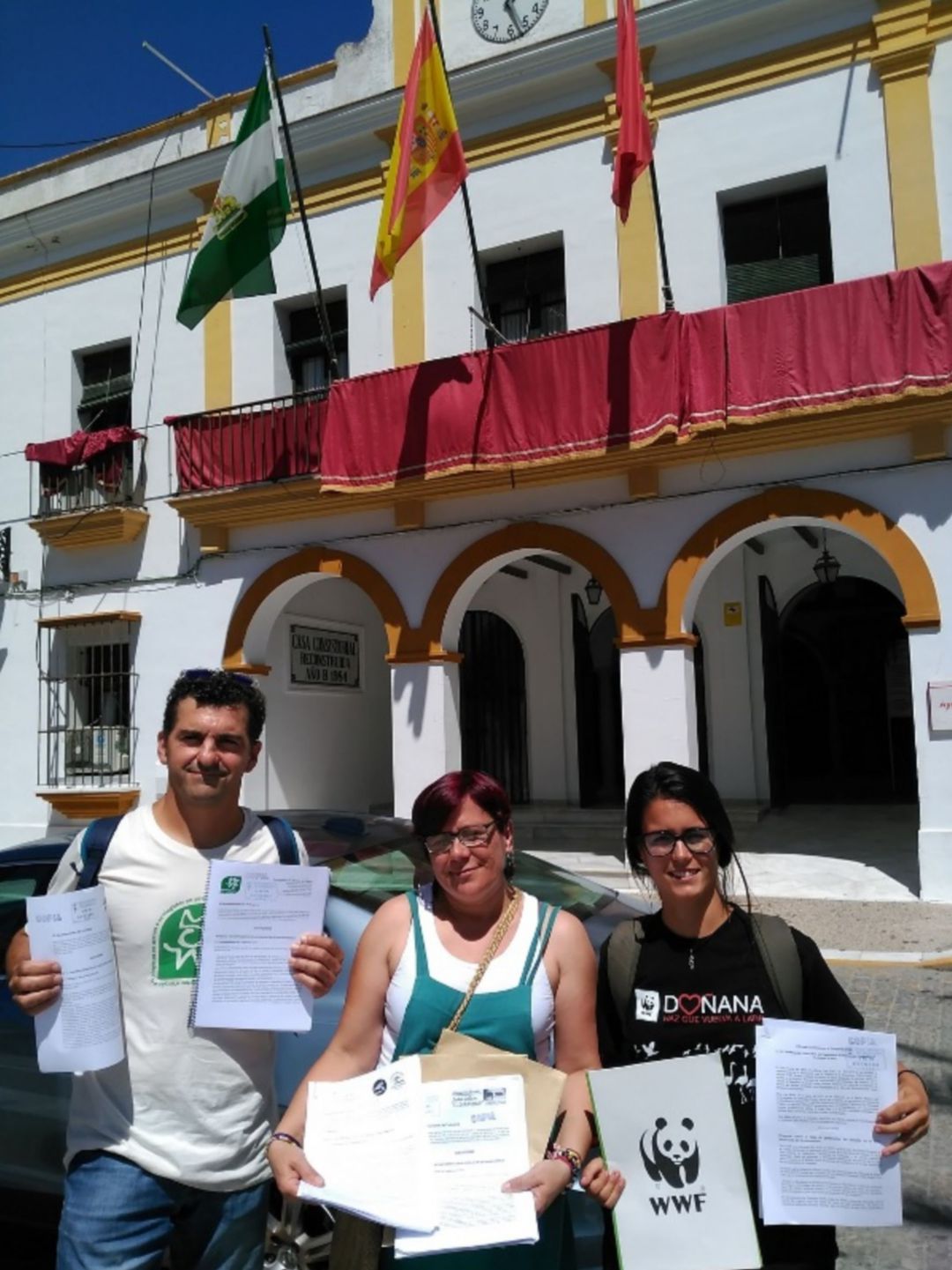Miembros de Ecologistas en Acción presentan las alegaiones en el Ayuntamiento de Trebujena Miembros de Ecologistas en Acción presentan las alegaiones en el Ayuntamiento de Trebujena