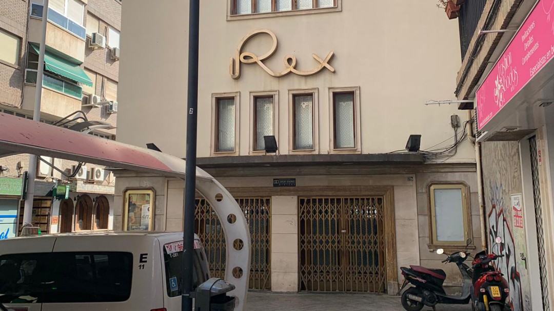 A la parada del cine Rex