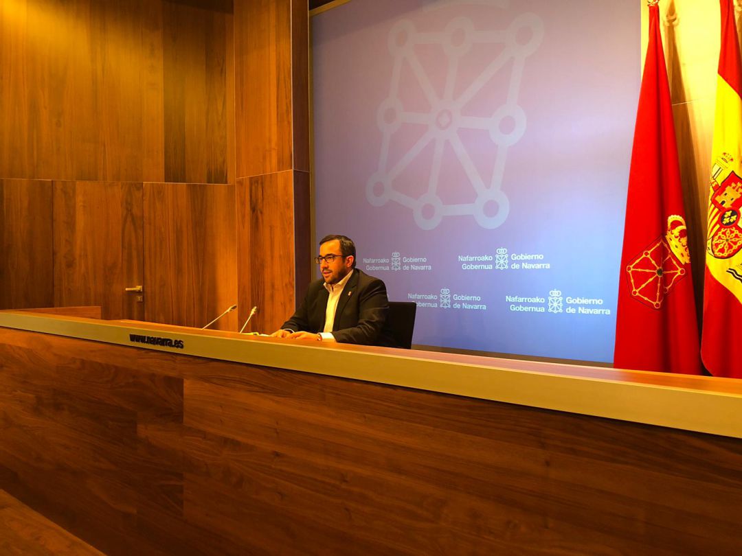 Javier Remírez, consejero portavoz, anunciando la contratación Javier Remírez, consejero portavoz, anunciando la contratación