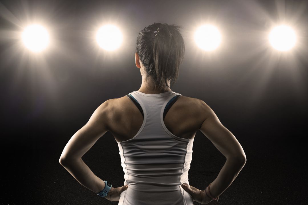 Deportista delante de los focos antes de una competición Deportista delante de los focos antes de una competición
