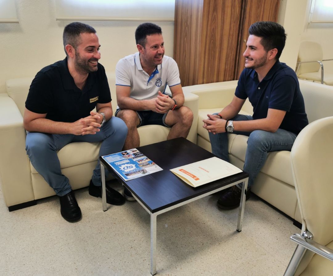 Sergio Vicente reunido con el equipo organizador de la carrera. Sergio Vicente reunido con el equipo organizador de la carrera.
