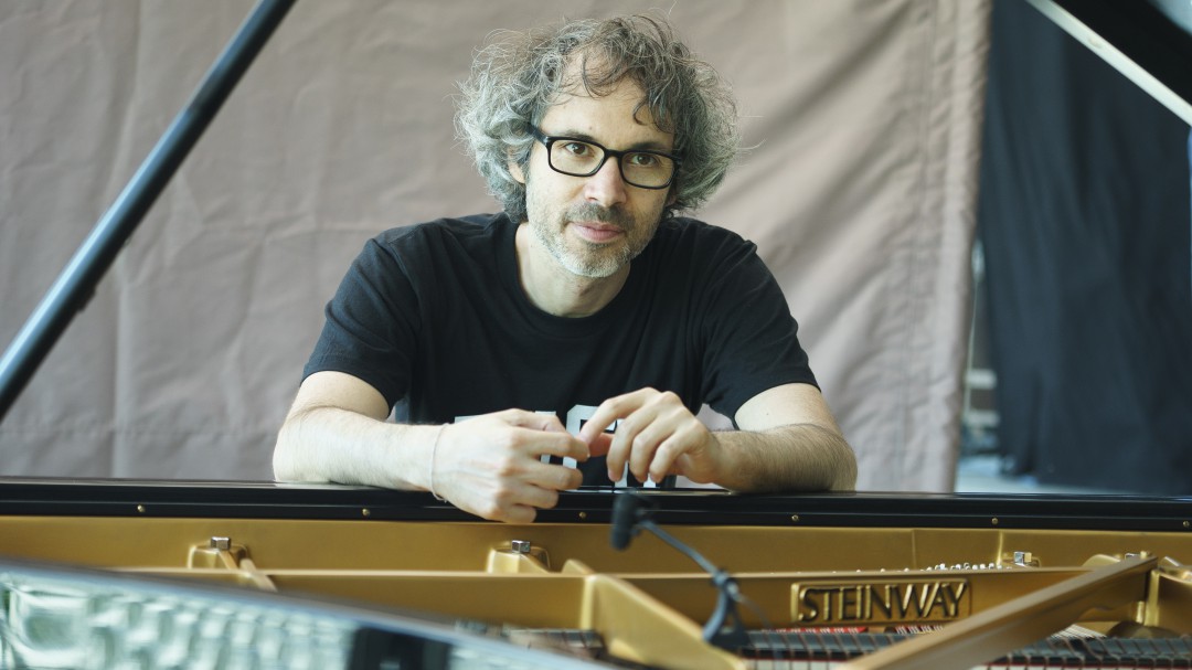 James Rhodes vuelve a donar mil euros a Open Arms, esta vez en nombre de Santiago Abascal