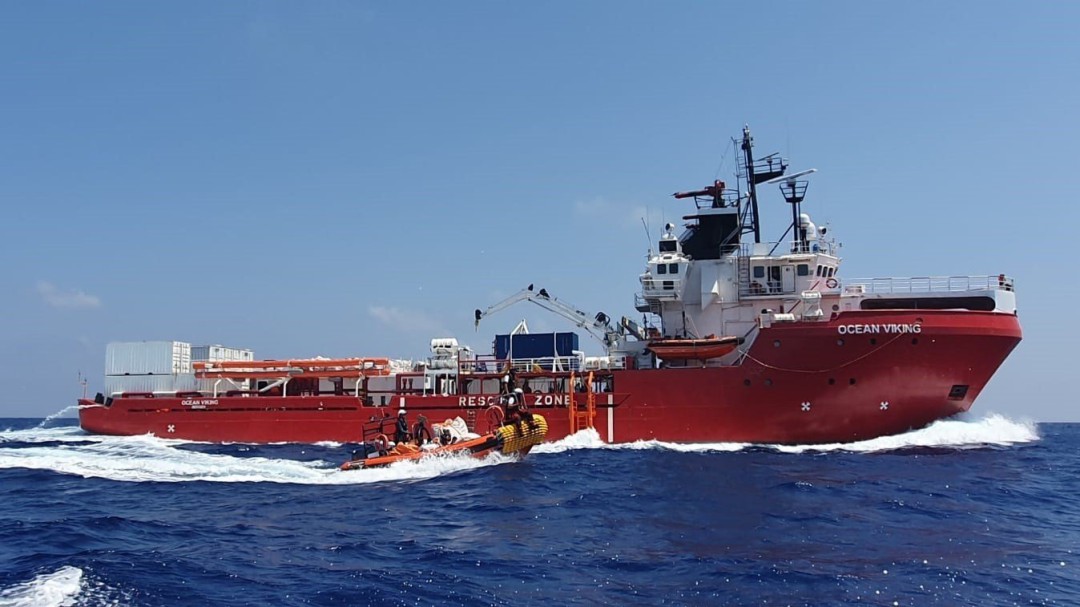 El Ocean Viking pide a Europa una solución "rápida" para las casi 400 personas que lleva a bordo
