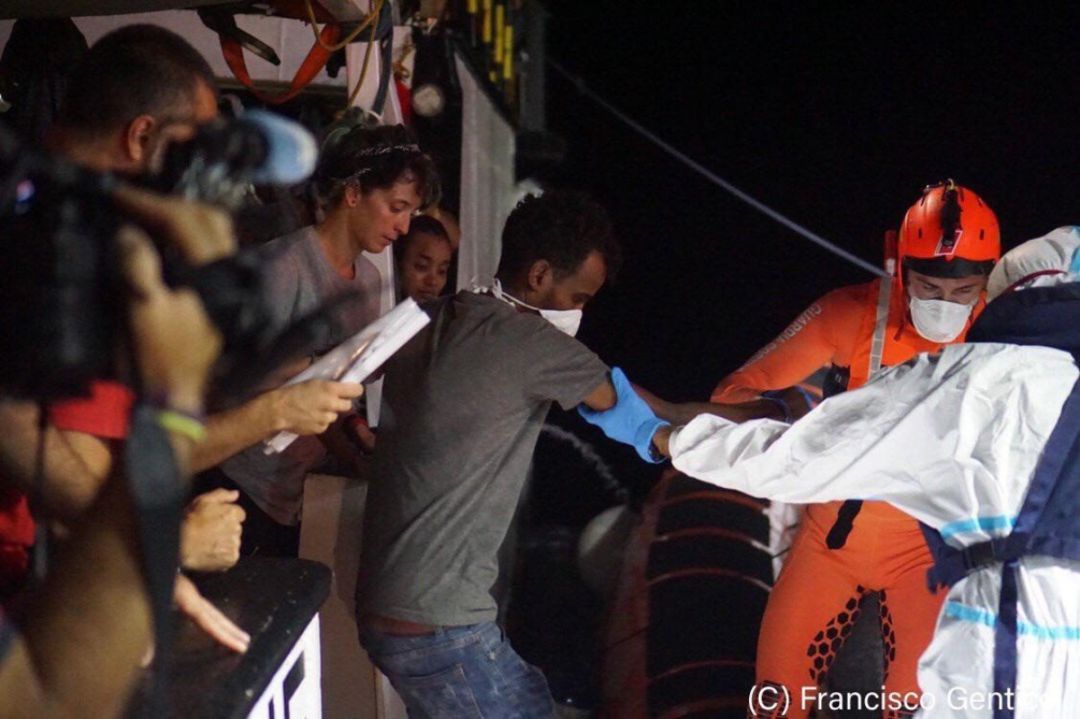 Momento en que ocho personas eran evacuadas del Open Arms por motivos médicos hace unos días. Momento en que ocho personas eran evacuadas del Open Arms por motivos médicos hace unos días.