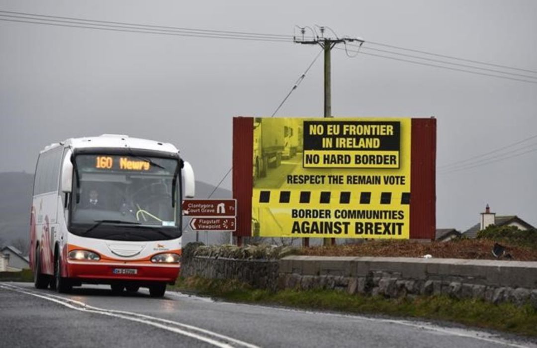 Cartel de protesta contra la frontera que planea sobre Irlanda del Norte. Cartel de protesta contra la frontera que planea sobre Irlanda del Norte.
