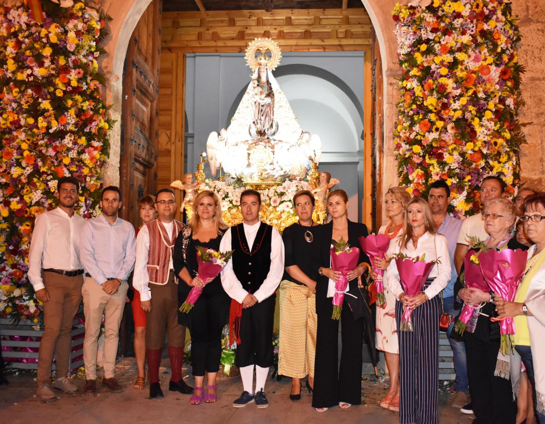 María Ángeles Martínez, Delegada de la Junta, con la corporación del Ayuntamiento de Iniesta María Ángeles Martínez, Delegada de la Junta, con la corporación del Ayuntamiento de Iniesta