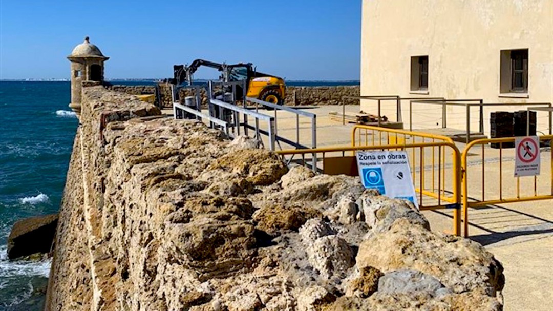 La concejala de Patrimonio critica la "alarmante dejadez" del Gobierno en el mantenimiento de las murallas de Cádiz