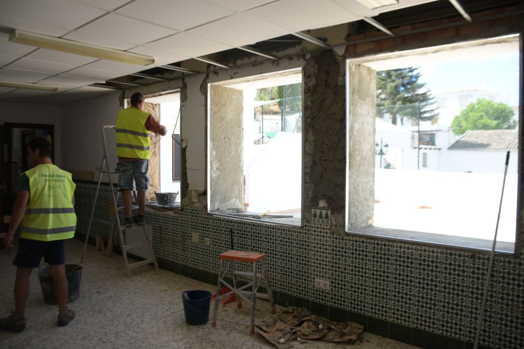 Obreros trabajando en el interior del centro escolar Obreros trabajando en el interior del centro escolar