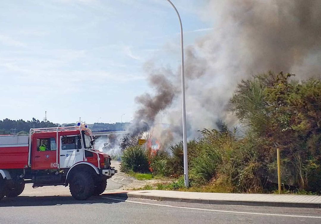 Arde una hectárea de matorrales cerca del poblado chabolista de As Rañas