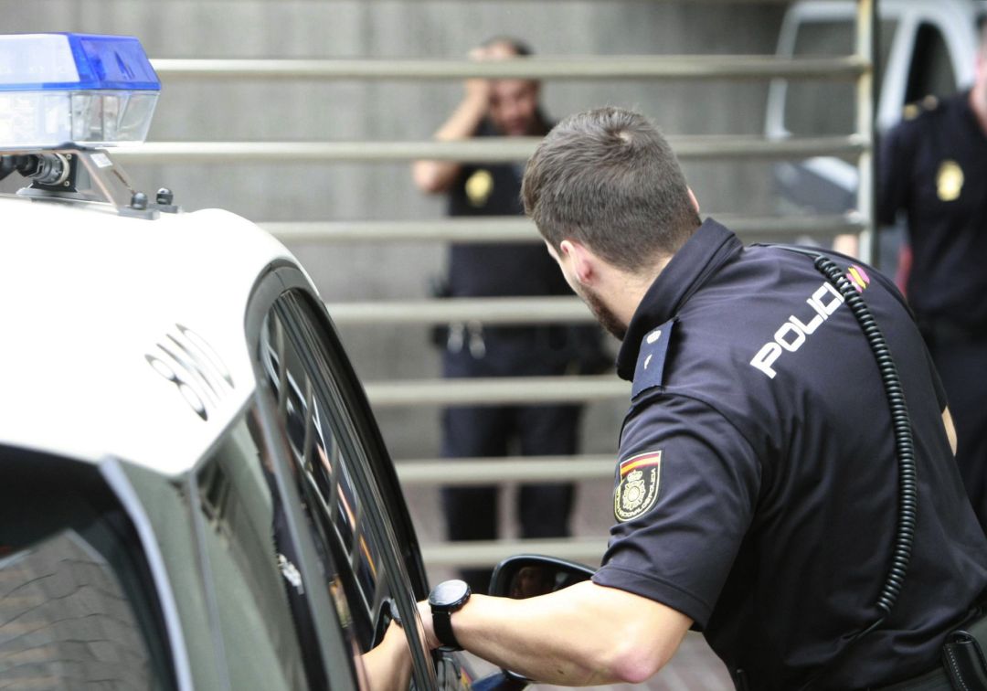 Detenida una joven por agredir a su madre con unas tijeras mientras dormía