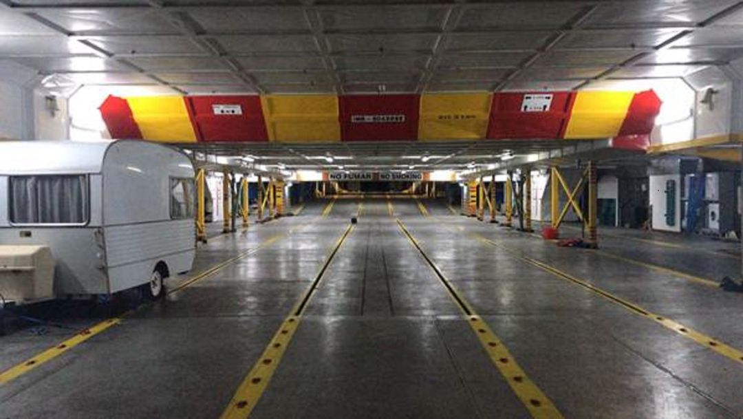 En el interior del ferry 'Pinar del río' solo quedan dos motos y una caravana, que se extraerán este jueves En el interior del ferry 'Pinar del río' solo quedan dos motos y una caravana, que se extraerán este jueves
