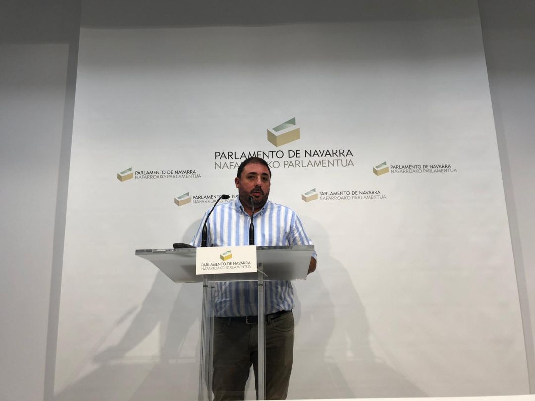 Unai Hulade después de que se reuniera la mesa del Parlamento Unai Hulade después de que se reuniera la mesa del Parlamento