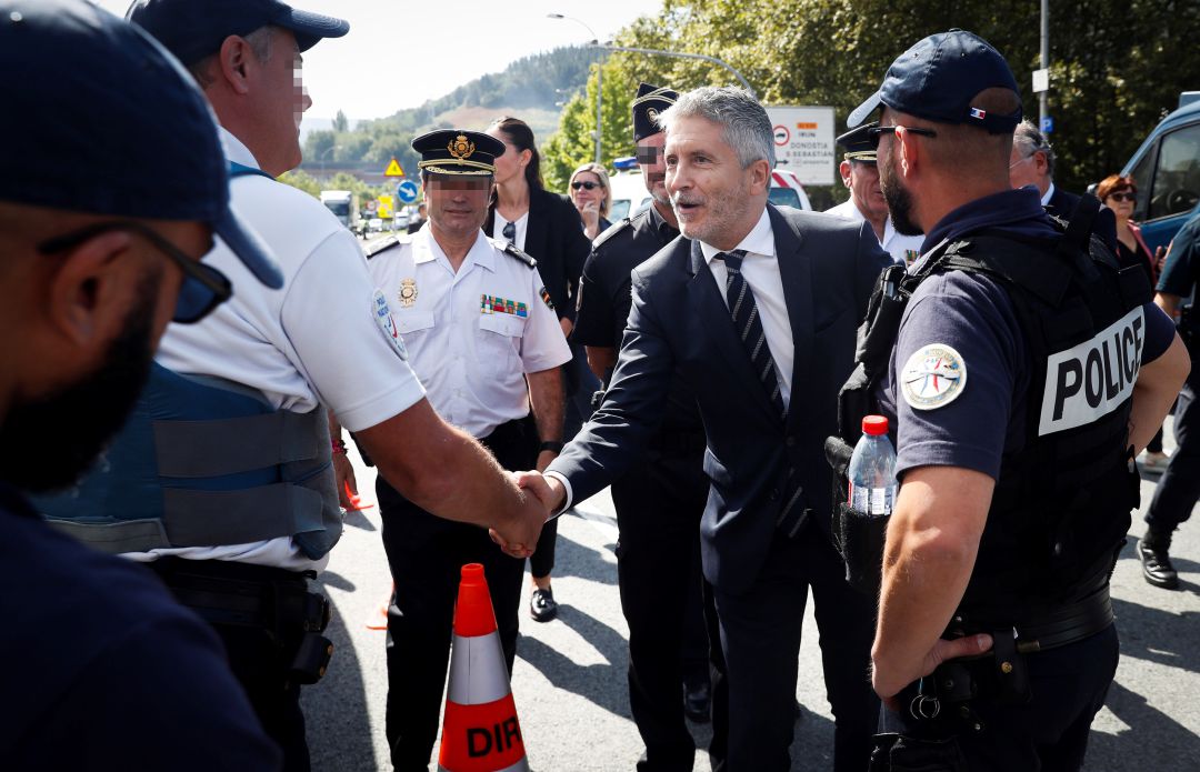 El ministro del Interior en funciones, Fernando Grande-Marlaska (c), saluda a dos policías franceses tras visitar el despliegue de la Policía Nacional El ministro del Interior en funciones, Fernando Grande-Marlaska (c), saluda a dos policías franceses tras visitar el despliegue de la Policía Nacional