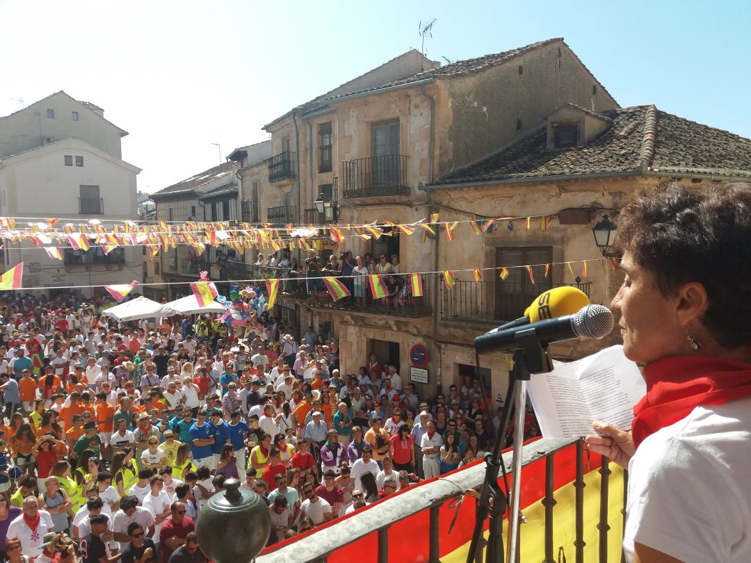 Estrella Martín durante el pregón de las fiestas de Los Santos Toros en Sepúlveda Estrella Martín durante el pregón de las fiestas de Los Santos Toros en Sepúlveda