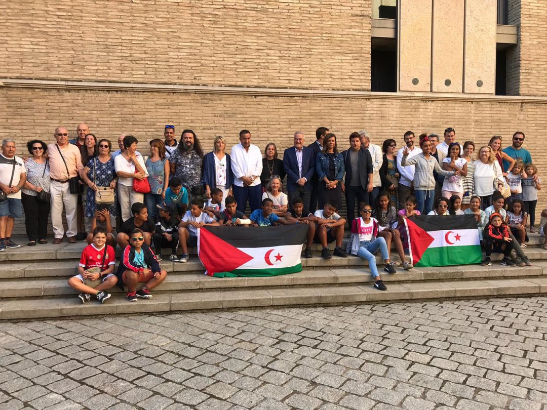 Niños y niñas saharauis, familias de acogida y representantes de grupos parlamentarios de las Cortes de Aragón. Niños y niñas saharauis, familias de acogida y representantes de grupos parlamentarios de las Cortes de Aragón.