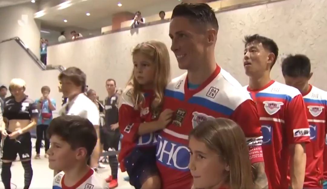 Fernando Torres, antes de saltar al campo junto a sus hijos en su último partido. Fernando Torres, antes de saltar al campo junto a sus hijos en su último partido.