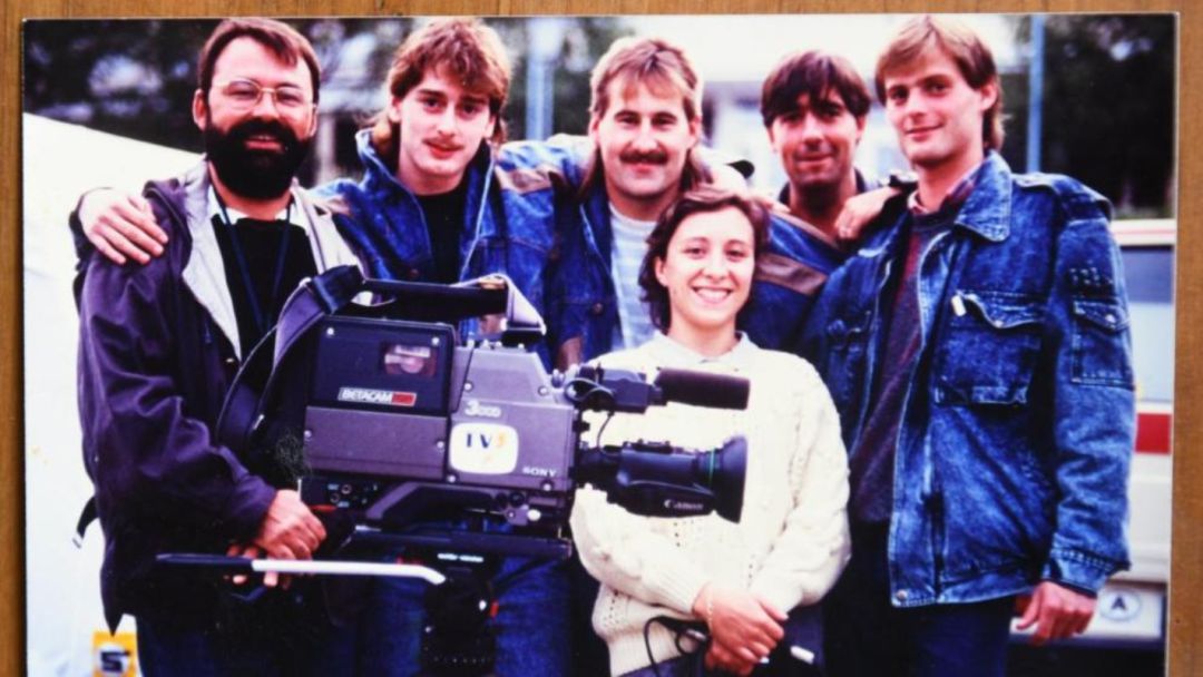 Mario Geisler y sus compañeros junto a los periodistas de TV3 Mario Geisler y sus compañeros junto a los periodistas de TV3