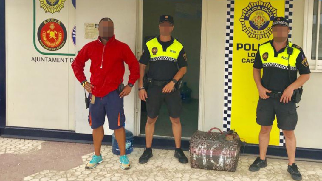 Localizan en la playa del Gurugú un fardo de droga de 34 kilos