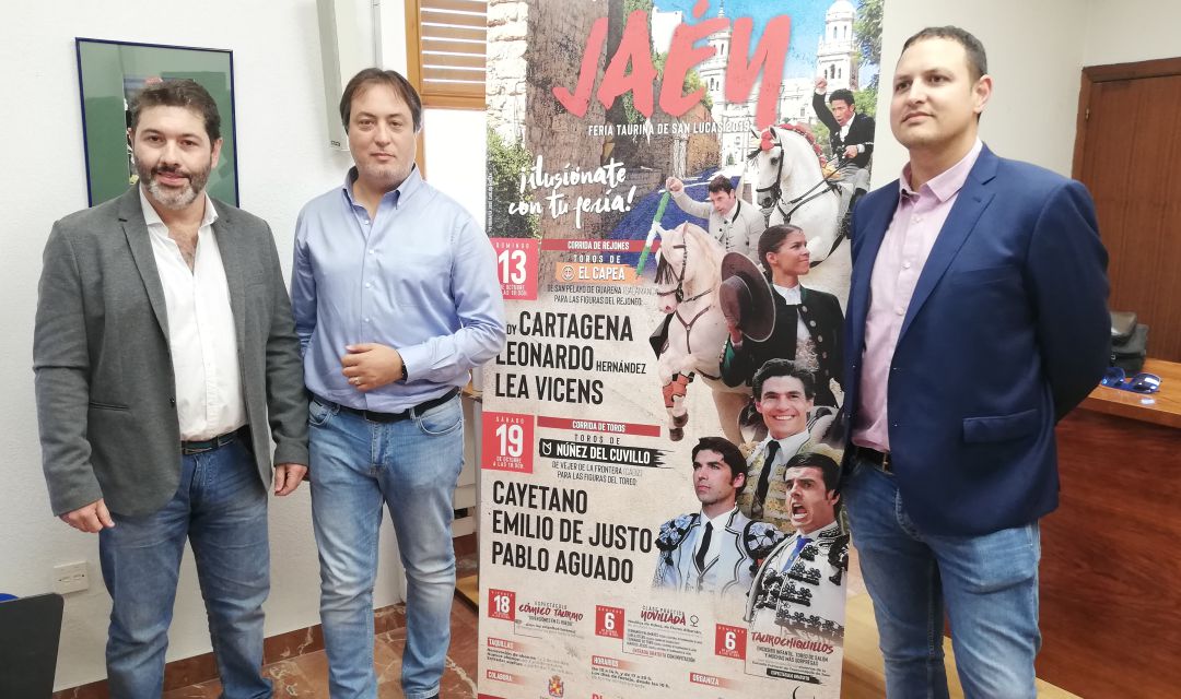De izquierda a derecha Juan Espinosa, gerente de la plaza de toros de Jaén, José Manuel Higueras, concejal de Cultura y Alberto García, de Tauroemoción. De izquierda a derecha Juan Espinosa, gerente de la plaza de toros de Jaén, José Manuel Higueras, concejal de Cultura y Alberto García, de Tauroemoción.