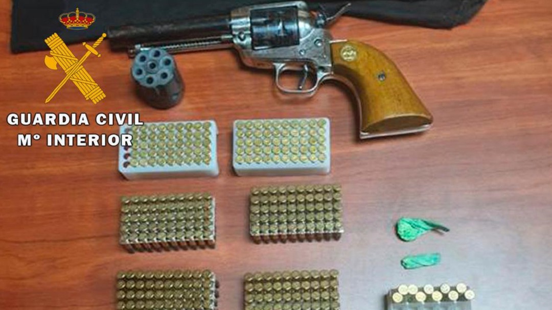 Detenido un hombre en Martos por llevar un revolver y dos bolsitas de cocaína