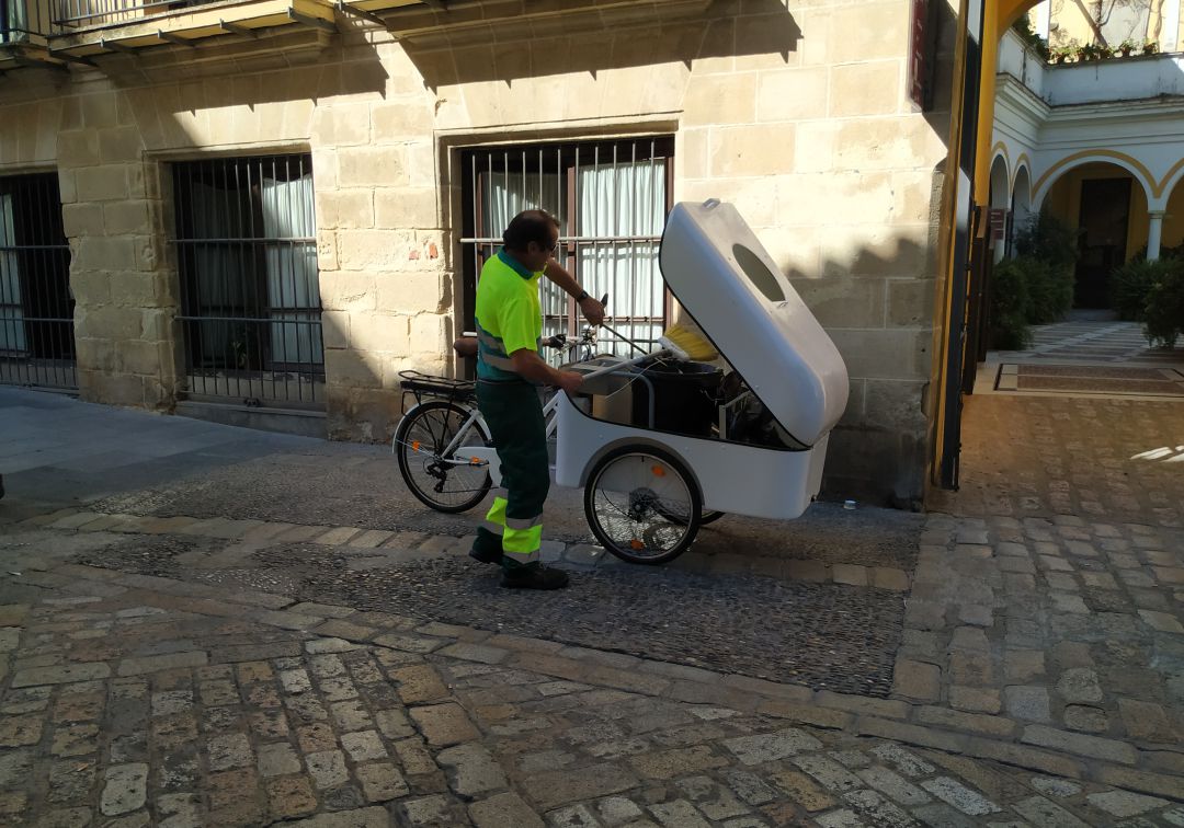 El nuevo servicio de limpieza pública en las calles de Jerez ya está en marcha