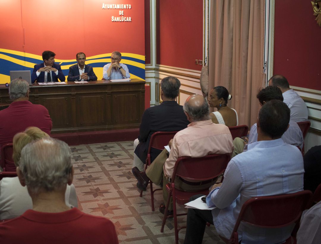 Juan Marín, vicepresidente de la Junta, con Víctor Mora, alcalde de Salnúcar, en la presentación del proyecto 'Origen y Destino' Juan Marín, vicepresidente de la Junta, con Víctor Mora, alcalde de Salnúcar, en la presentación del proyecto 'Origen y Destino'