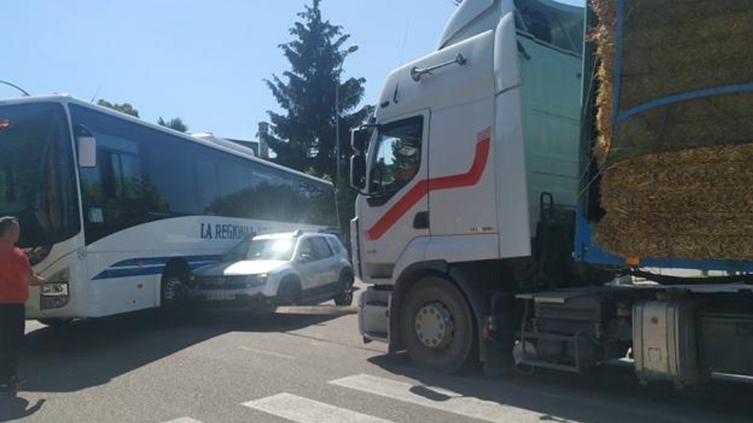 Daños materiales en un choque entre un turismo y un autobús de línea regular en Dueñas