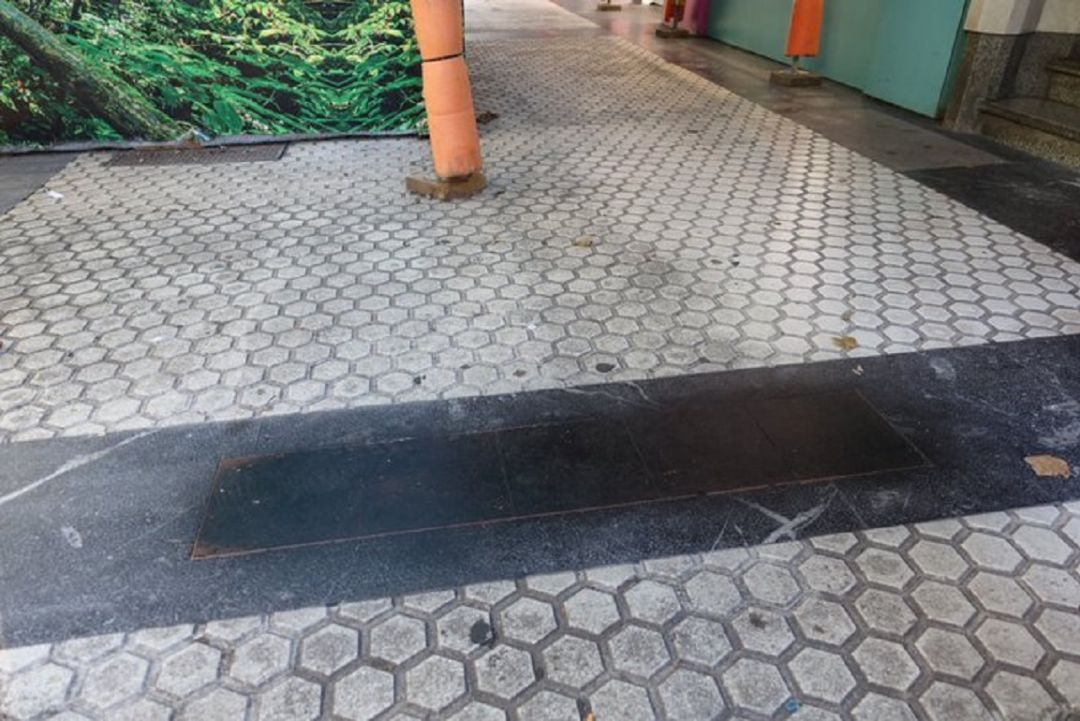 Vuelven a atacar las placas en memoria de las víctimas del terrorismo de San Sebastián Vuelven a atacar las placas en memoria de las víctimas del terrorismo de San Sebastián