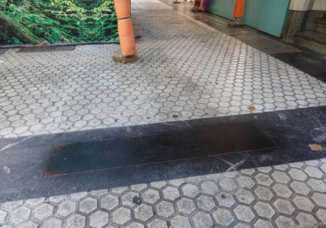Vuelven a atacar las placas en memoria de las víctimas del terrorismo de San Sebastián