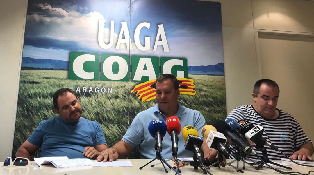 Los responsables de fruta de UAGA, Oscar Moret y Alberto Ortego y el Secretario General, José María Alcubierre. Los responsables de fruta de UAGA, Oscar Moret y Alberto Ortego y el Secretario General, José María Alcubierre.