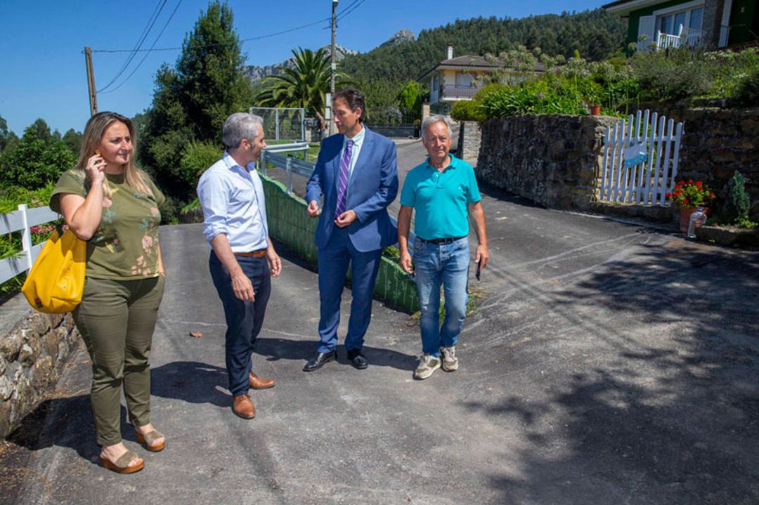 José Luis Gochicoa, acompañado por el alcalde y otros miembros de la Corporación. José Luis Gochicoa, acompañado por el alcalde y otros miembros de la Corporación.