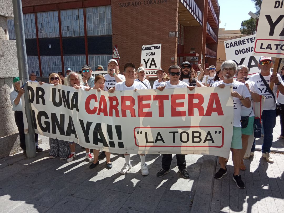 Los vecinos de La Toba (Guadalajara) imploran a la Junta de Comunidades el arreglo de su carretera: Los vecinos de La Toba imploran a la Junta el arreglo de su carretera Los vecinos de La Toba (Guadalajara) imploran a la Junta de Comunidades el arreglo de su carretera: Los vecinos de La Toba imploran a la Junta el arreglo de su carretera