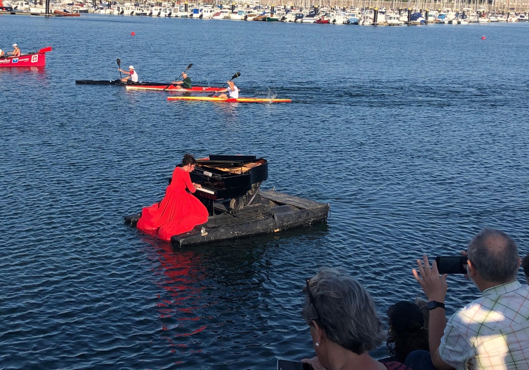 La música flota sobre el agua del parque de Landa