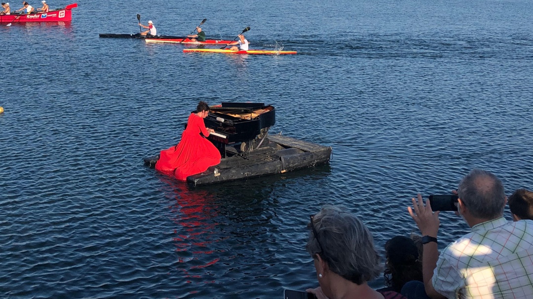 La música flota sobre el agua del parque de Landa
