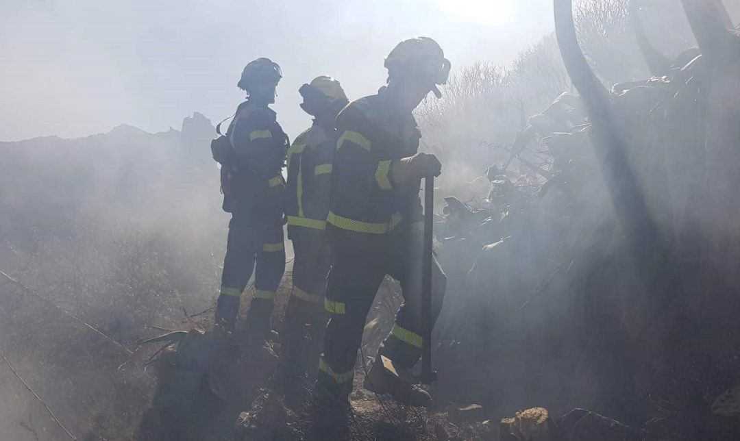 Bomberos trabajan durante el incendio. Bomberos trabajan durante el incendio.