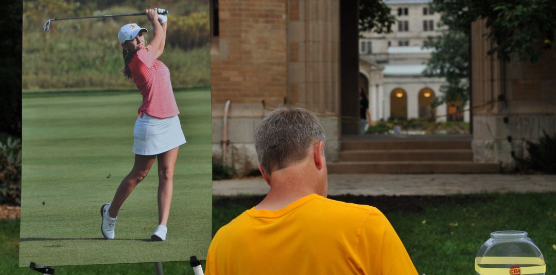 Vista de una fotografía de la excampeona de golf del estado de Iowa Celia Barquin Arozamena de España durante una vigilia en su honor hoy, miércoles 19 de septiembre de 2018, en el campus del estado de Iowa, en Ames, Iowa Vista de una fotografía de la excampeona de golf del estado de Iowa Celia Barquin Arozamena de España durante una vigilia en su honor hoy, miércoles 19 de septiembre de 2018, en el campus del estado de Iowa, en Ames, Iowa